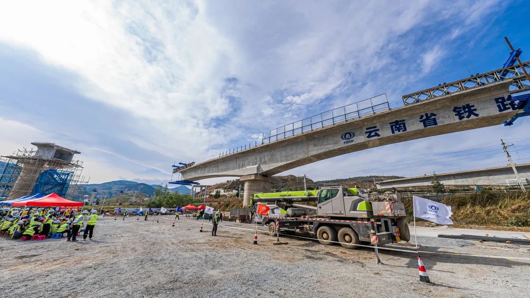 2022-04-13-祥云財富鐵路專用線茨坪村特大橋20號墩柱轉(zhuǎn)體成功（1）.jpg